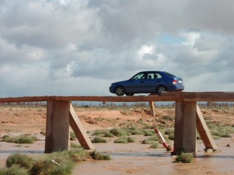 Auto fährt über eine ziemlich baufällige Brücke in Marokko
